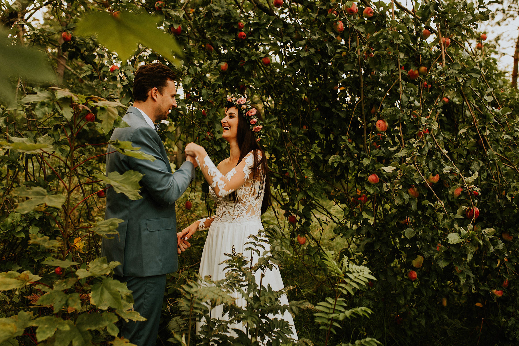sesja poślubna w sadzie jabłonie