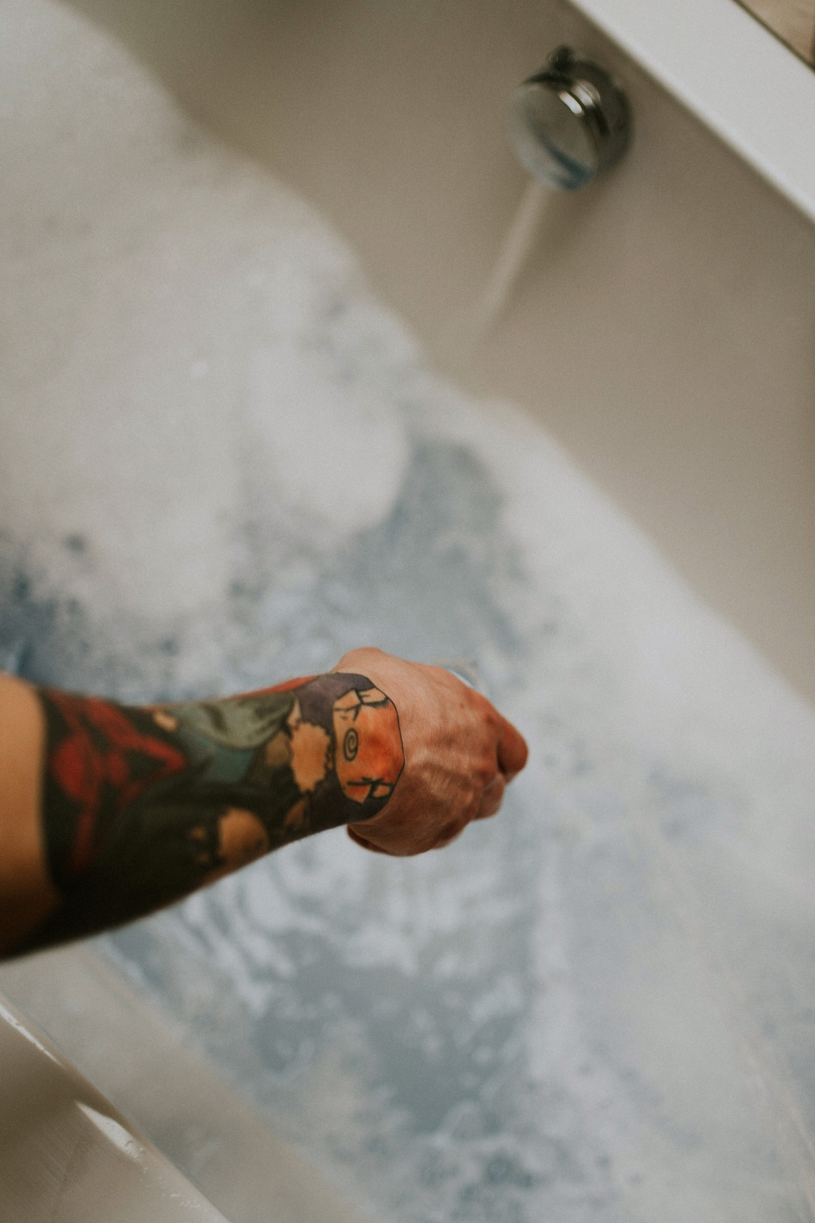 036 sesja w mieszkaniu zmyslowa romantyczna sensualna zdjecia w wannie pod prysznicem karol nycz fotograf slubny krakow